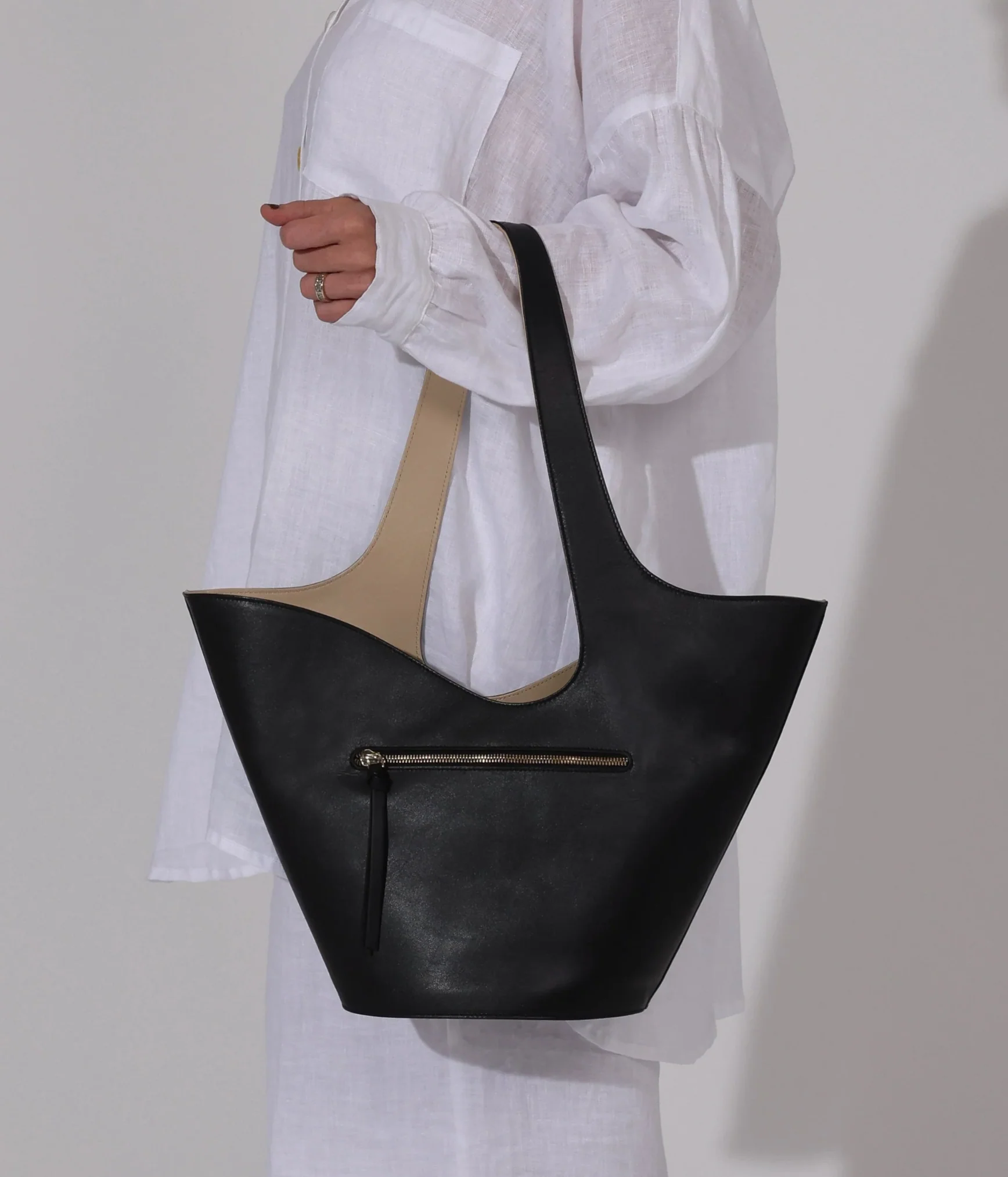 ASTRID TOTE BAG BLACK/MOCCASSIN - Image 4