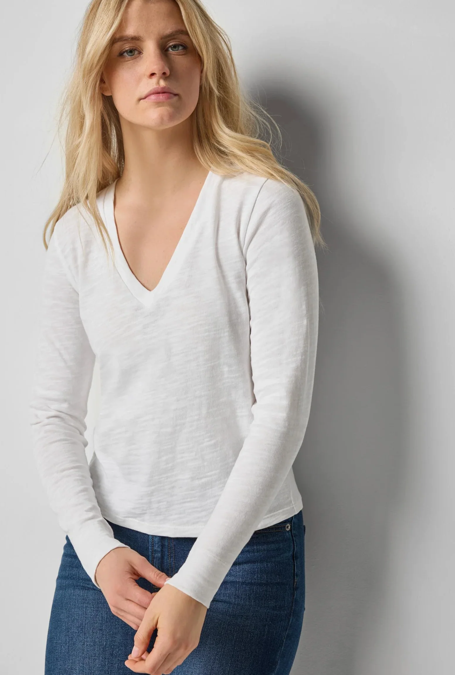 SELF TRIM V-NECK TEE - Image 2