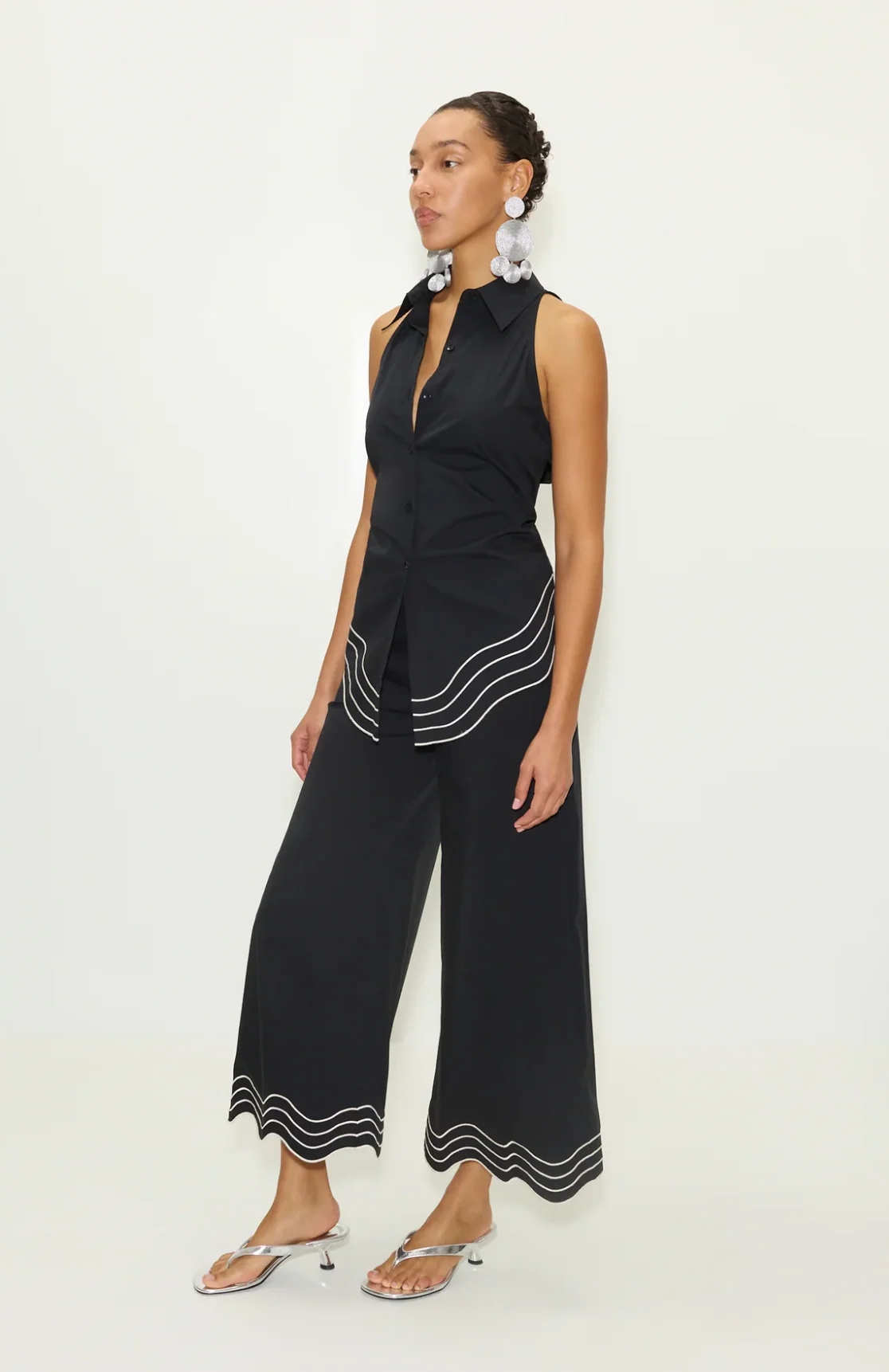 WAVY SLEEVELESS LOCH BUTTON UP - Image 3